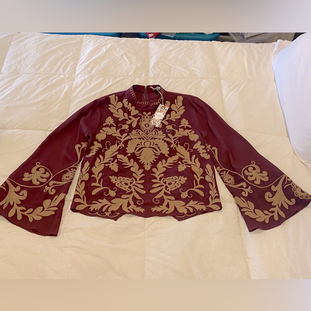 NWT Gimmicks Women’s Embroidered Crop Top  Blouse